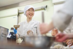 5HORN パティスリーで働くスタッフの様子