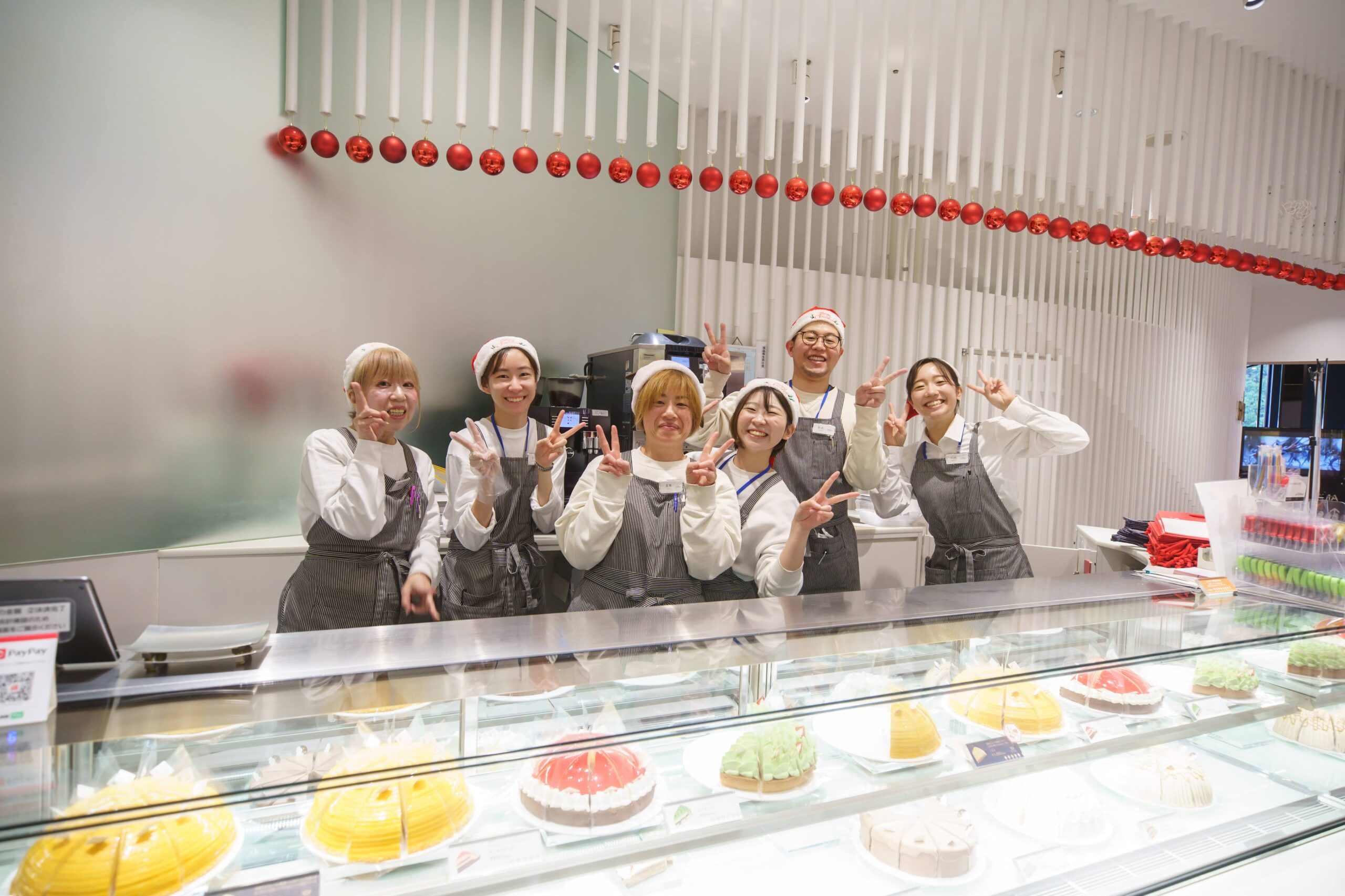 251224-0154 ケーキ屋さんの接客スタッフ