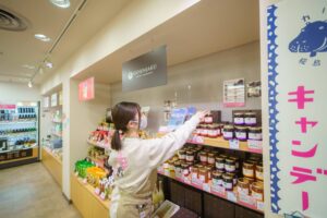 松本のおみやげや 品出しの様子