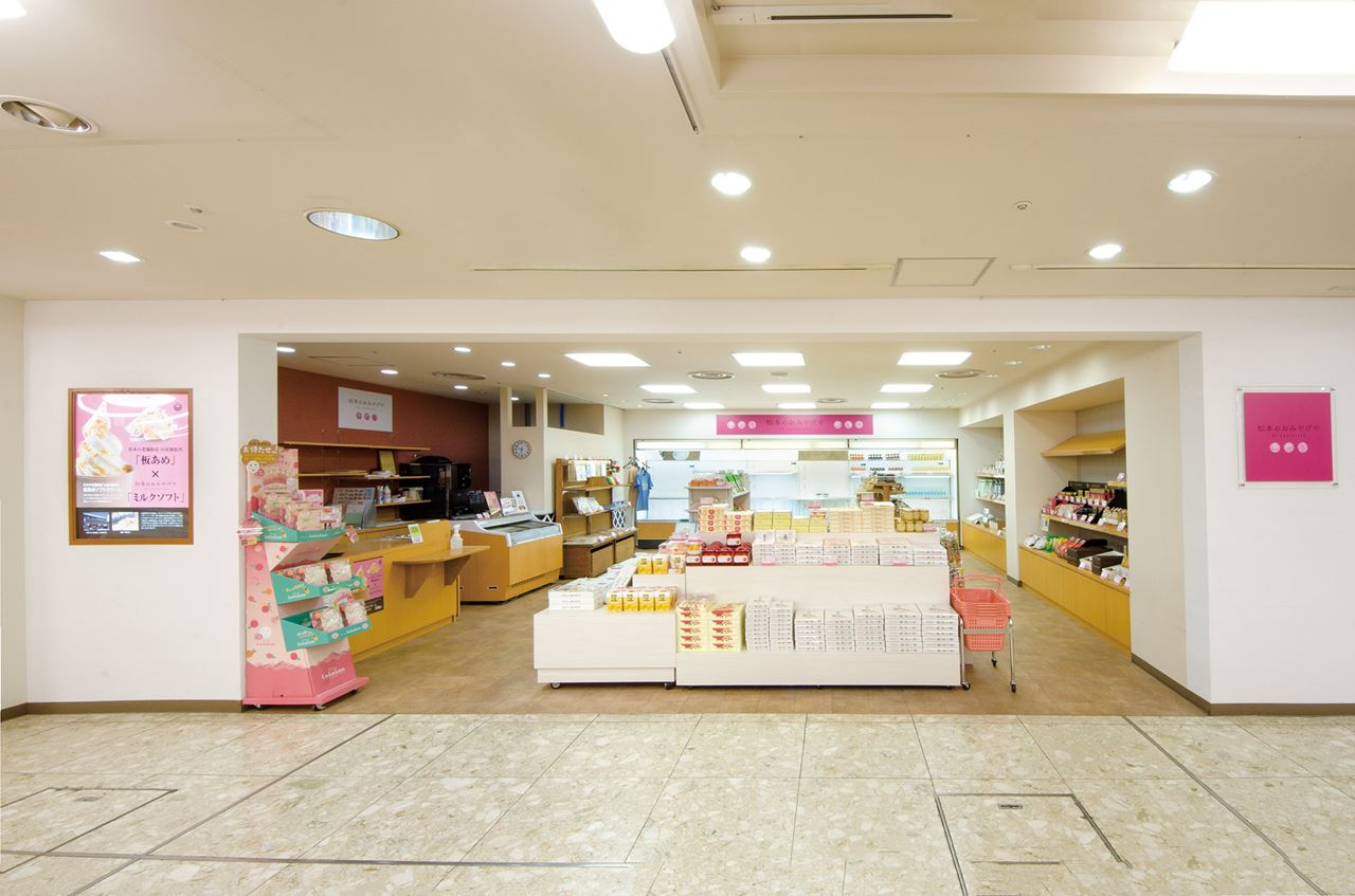 松本のおみやげや様MIDORI店内写真DSC_0076 おみやげやの接客スタッフ